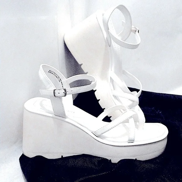 Steve Madden Y2K Bratz Strappy Platform Sandals - Picture 4 of 9